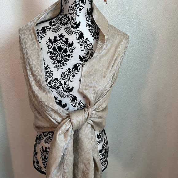 Michael Kors wrap scarf - Picture 2 of 5